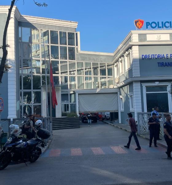 Shpërndanin lëndë narkotike pranë shkollave, arrestohen tre persona!