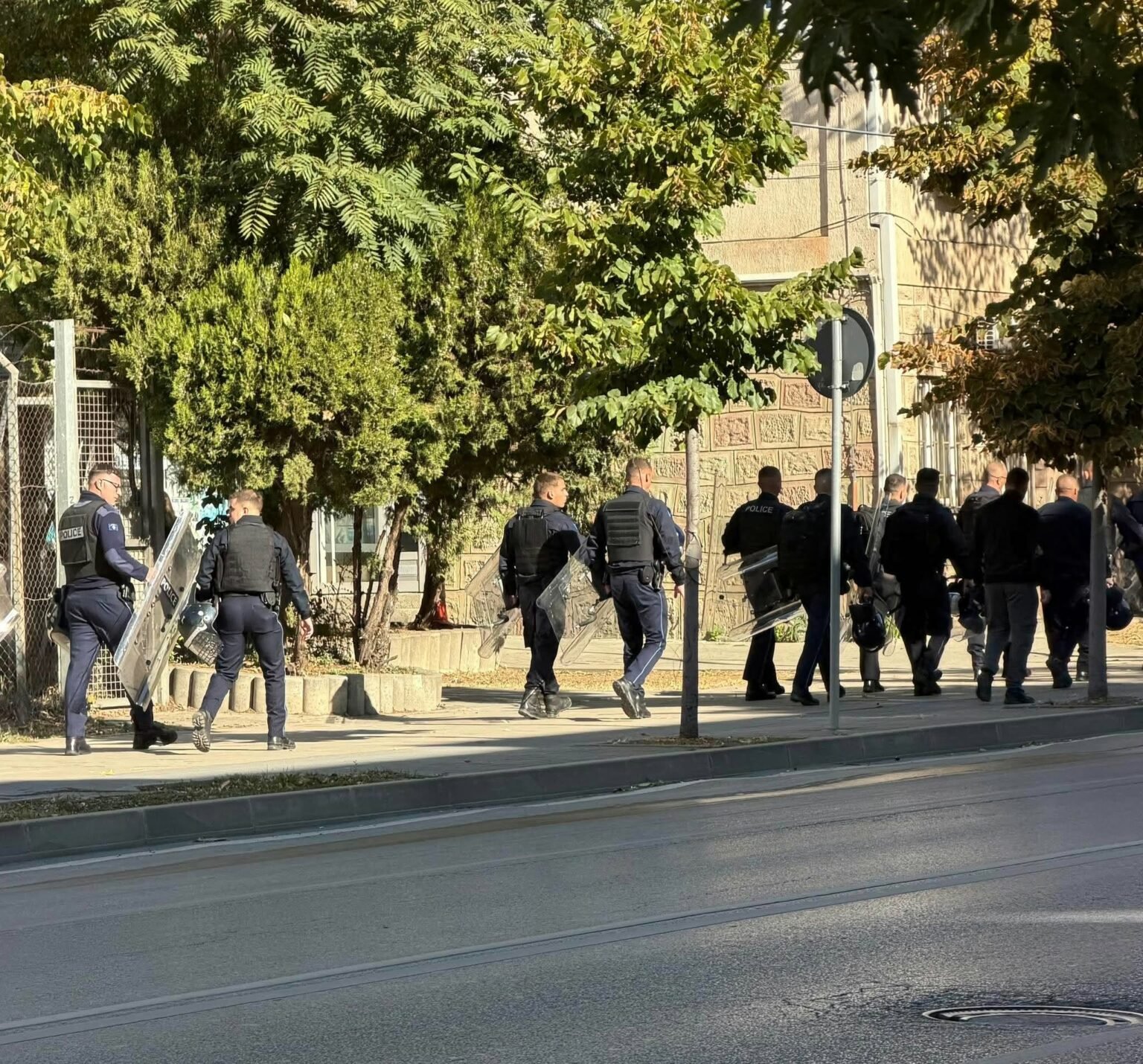 Pas një nate të tensionuar policia mobilizohet që në mëngjes, mburojat gati para kuvendit 