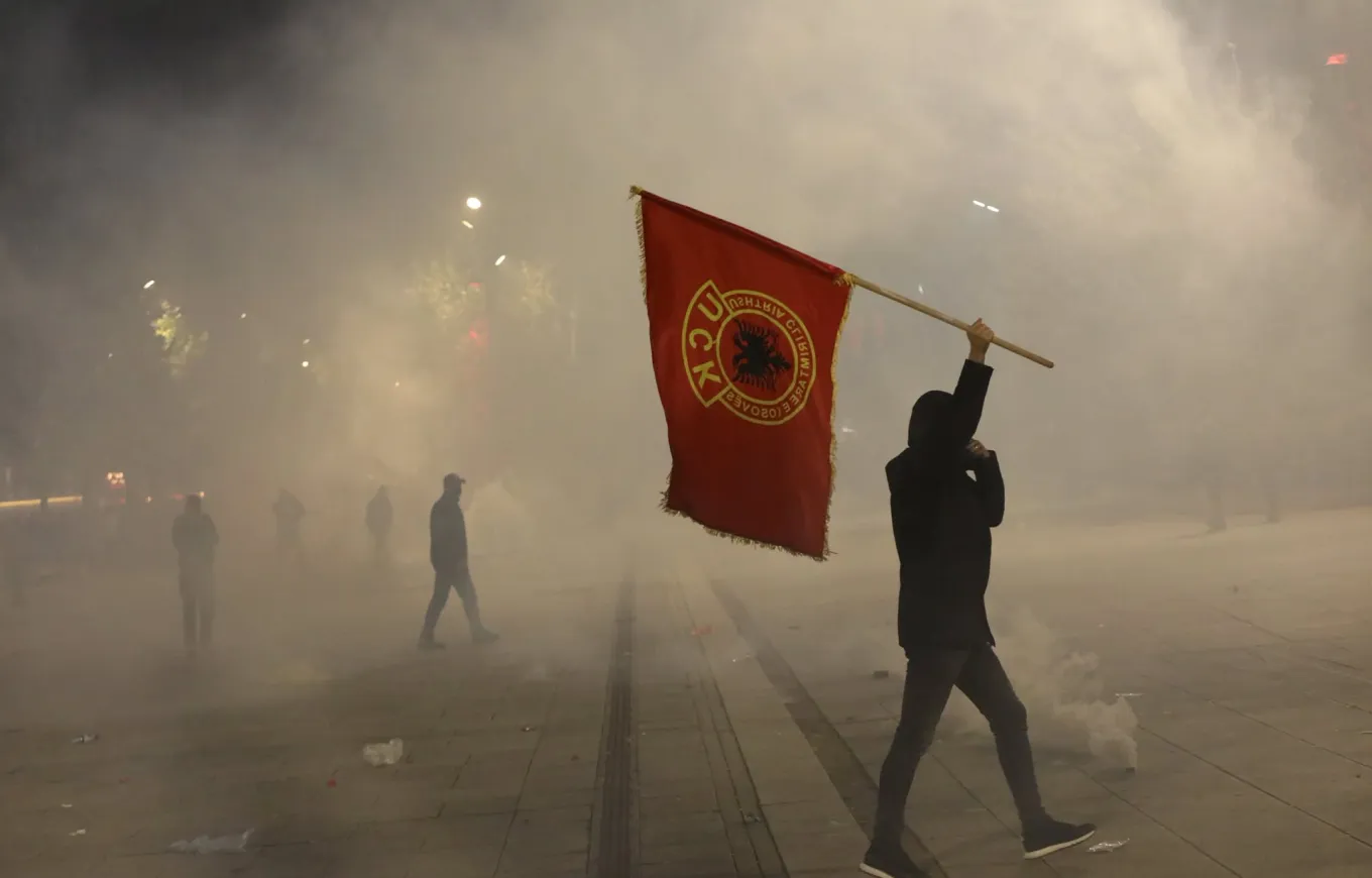 Dosti: Kush po e çon Shqipërinë në ferr dhe Kosovën në flakë?