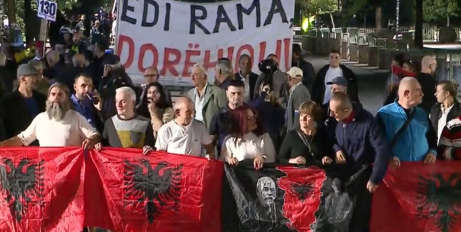 Protesta nuk ndalet/ Qytetarët marshojnë drejt Kryeministrisë, nesër tubim i madh para Kuvendit