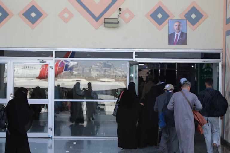 Jemeni nisi një sulm kundër Houthi-ve, rebelët e mbështetur nga Irani godasin Aeroportin Ndërkombëtar të Adenit