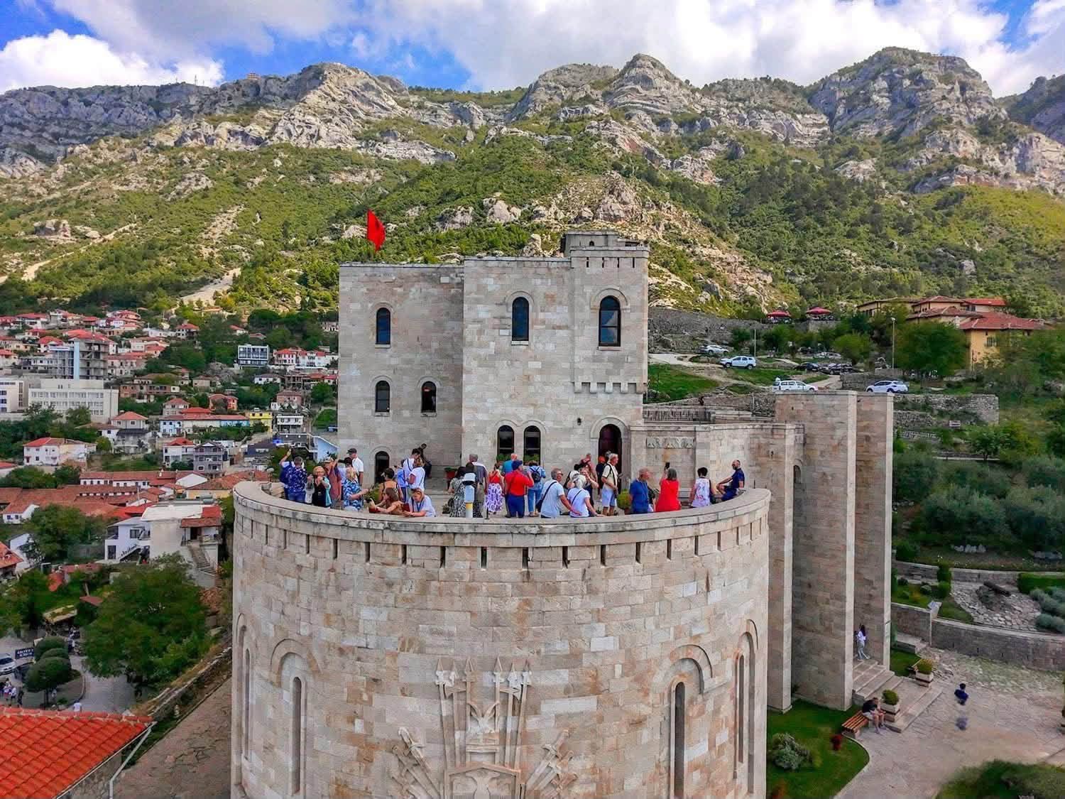 Kruja dhe kalaja e saj mbet&euml;n simboli kryesor i q&euml;ndres&euml;s s&euml; Sk&euml;nderbeut ndaj Perandoris&euml; Osmane.
