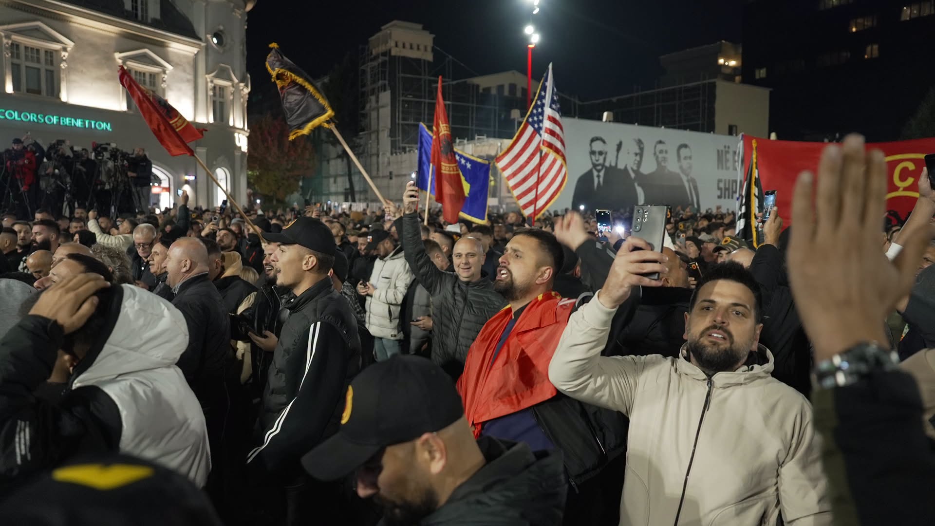 Haziri u jep lajmin protestuesve për votimin e ligjit