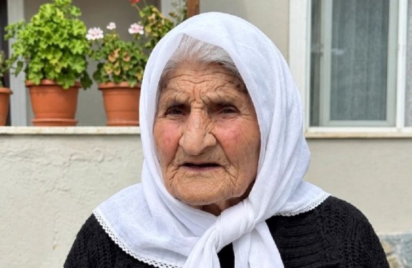 Qeveria shqiptare akordon pension të posaçëm për 117-vjeçaren Qamile Marra