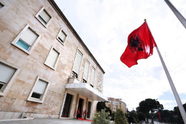Qeveria e Shqipërisë miraton krijimin e medaljeve dhe distinktivëve të veçantë për Forcat e Armatosura