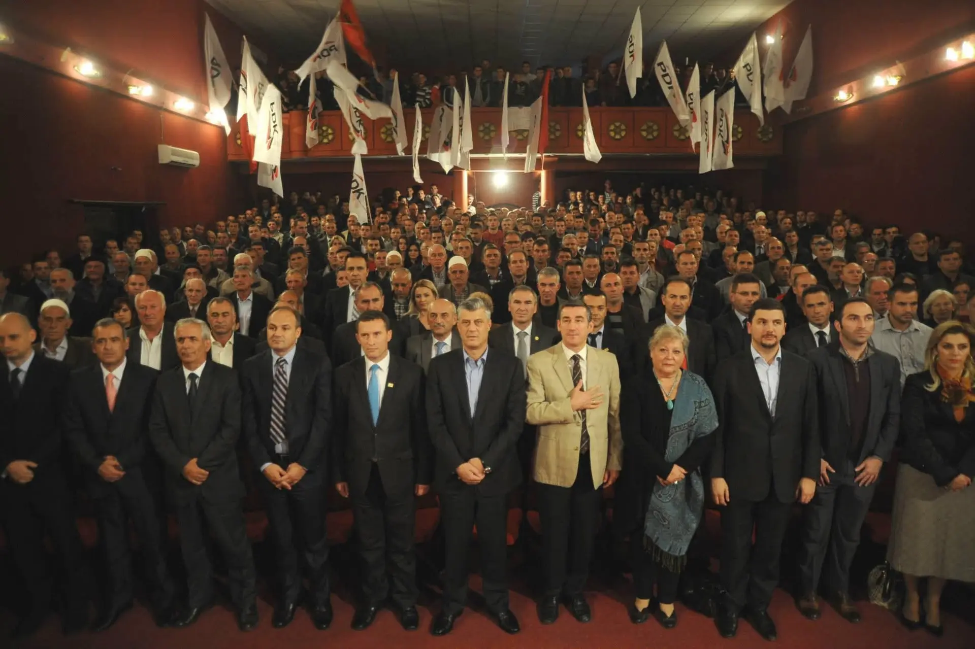 “Histori e përbashkët”, Hoxhaj uron presidenten me foton krahas Thaçit e Veselit