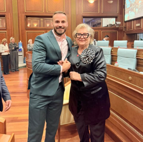 Geci uron presidenten e re: Urime, e dashur profesoreshë