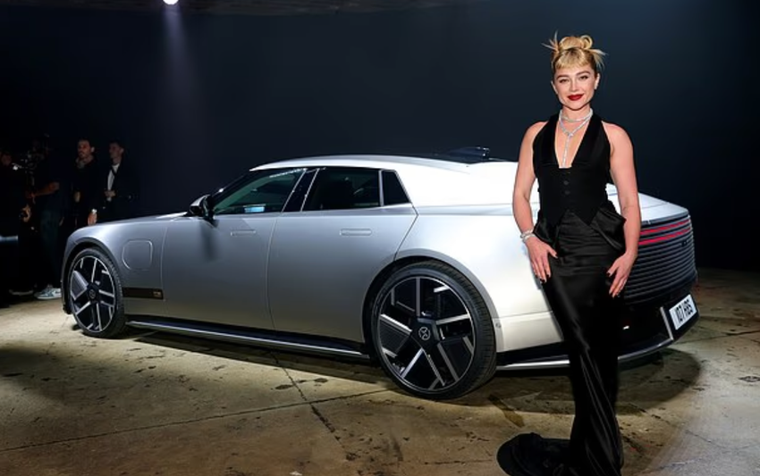 Florence Pugh mahnit me fustanin elegant, shkëlqen në prezantimin e makinës së re elektrike të Jaguar 4 Image