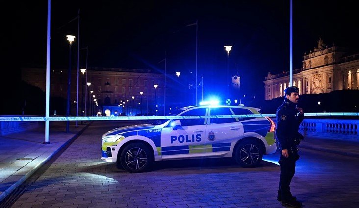 Policia suedeze qëllon një person të armatosur pranë Pallatit Mbretëror