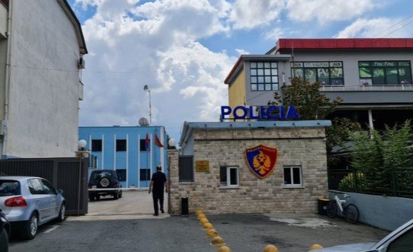 Dhunohet efektivi i policisë në Krujë, dyshohet se komunikonte me një 18-vjeçare