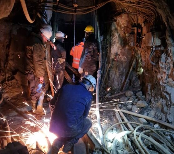 Nxirret minatori i parë nga 63 të ngujuarit në Trepçë, vazhdon operacioni i shpëtimit
