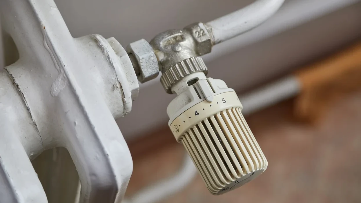 Sigurohuni që ta bëni këtë me radiatorët para sezonit të ngrohjes, ju nevojitet vetëm një tharëse flokësh