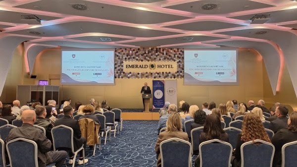 ​Menopauza nuk duhet të mbetet tabu, konferenca kërkon më shumë zë për shëndetin e grave