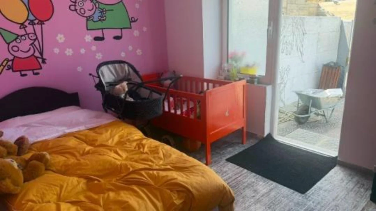 U dënua me grupin e call center-ave e u dërgua në qeli me foshnjën, GJKKO “fal” për 1 vit Greta Gjocin dhe e liron, avokati i saj thyen bojkotin