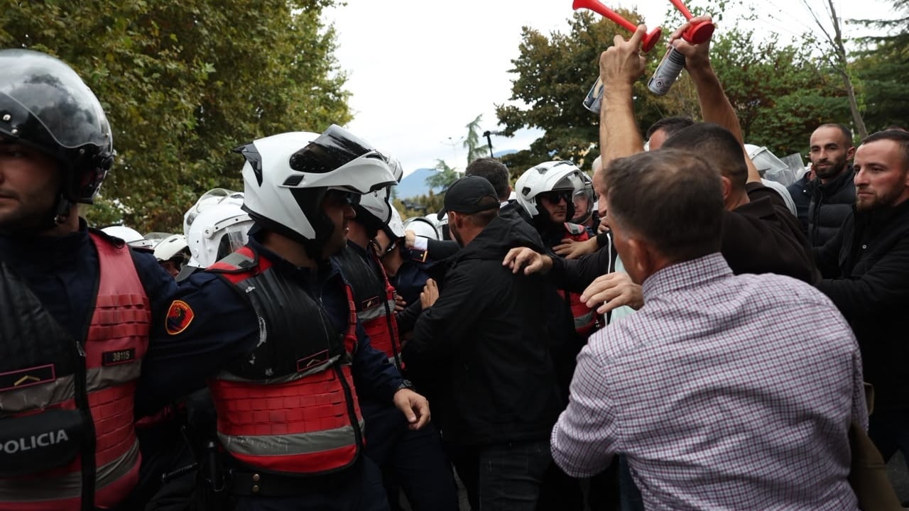 Shoqërohen tetë protestues në komisariat, policia njoftim zyrtar për tubimin pranë Kuvendit: Kryen veprime të dh*nshme