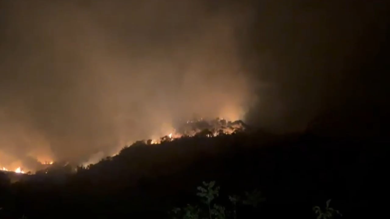 Zjarr i madh përfshin fshatin në Selenicë, flakët pranë banesave, në terren ndërhyjnë edhe zjarrfikëset e Vlorës