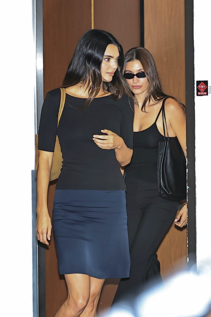Kendall Jenner dhe Hailey Bieber shijojnë një darkë së bashku në Sushi Park
