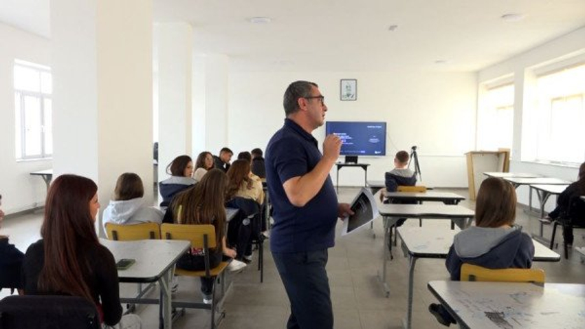 Nxënësit e Gjimnazit  Eqrem Çabej  mësojnë për kursimin e energjisë