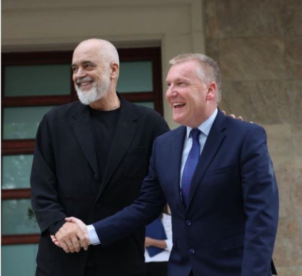 ​Komisioneri evropian McGrath pas takimit me Ramën: Shqipëria e ka vendin në BE