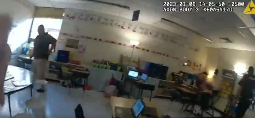 Publikohen pamjet e rënda  momentet pasi një 6 vjeçar qëlloi me armë zjarri mësuesen në klasë në SHBA