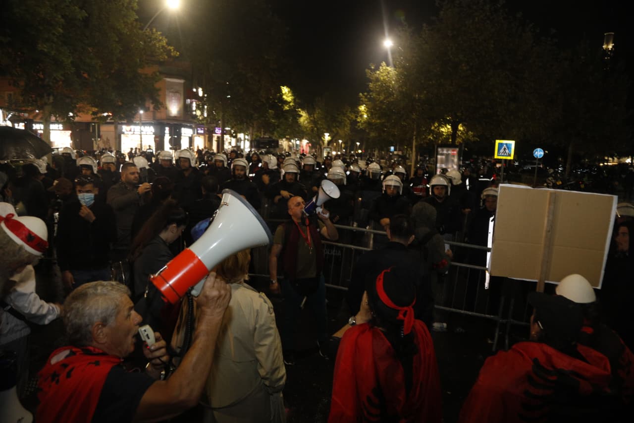 “Arresto Ballukun”- Protesta e 131-të, qytetarët përballë policisë te Parlamenti: Kundër Reformës Territoriale!