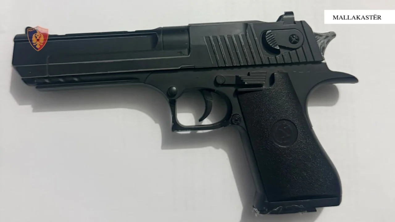 Hyri në banesën e një shtetasi dhe e goditi me armë sportive, arrestohet autori 49-vjeçar
