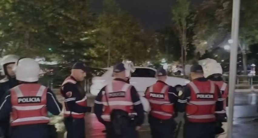 PD largohet nga protesta  mbyllet tubimi para Kuvendit