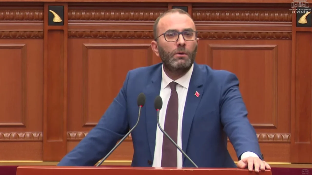 “Mos i dil për zot vilave të Ballukut”, Bardhi-Ballës në Kuvend: Me 82 vota i dolët kundër SPAK për të mbrojtur një të korruptuar