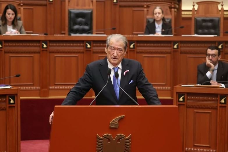 Territorialja, Berisha replikon me deputetin e PS: Brenda tre ditëve u shndërrove në eunuk!