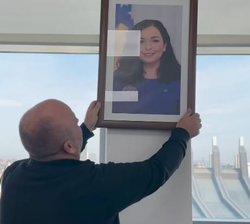 Momenti kur largohet fotografia e Vjosa Osmanit nga MD ja