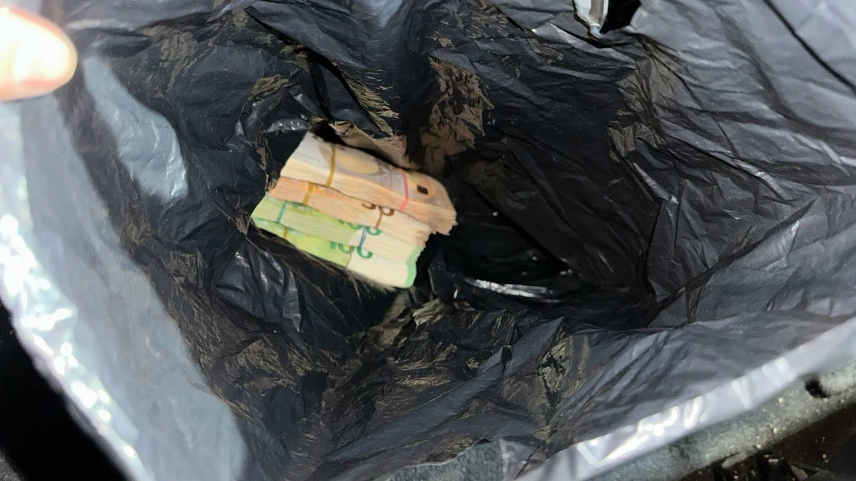 “Nuk kam asgjë për të deklaruara”, tha udhëtari, por Dogana ia gjen mbi 30 mijë euro në veturë