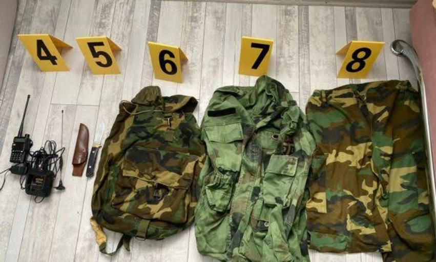 Gjenden kallashnikov e veshje ushtarake në një shtëpi ta pabanuar në Leposaviq