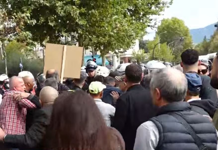Protesta te Parlamenti, kryebashkiaku i Memaliajt përplaset me policinë