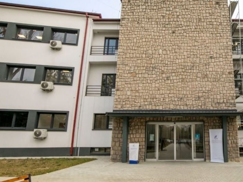Zgjidhet problemi i transportit për studentët e Universitetit  Nënë Tereza 