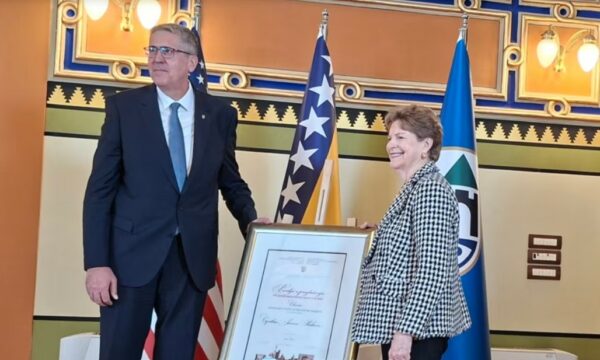 Senatorja amerikane Shaheen shpallet “Qytetare Nderi” në Sarajevë, do ta vizitojë edhe Kosovën