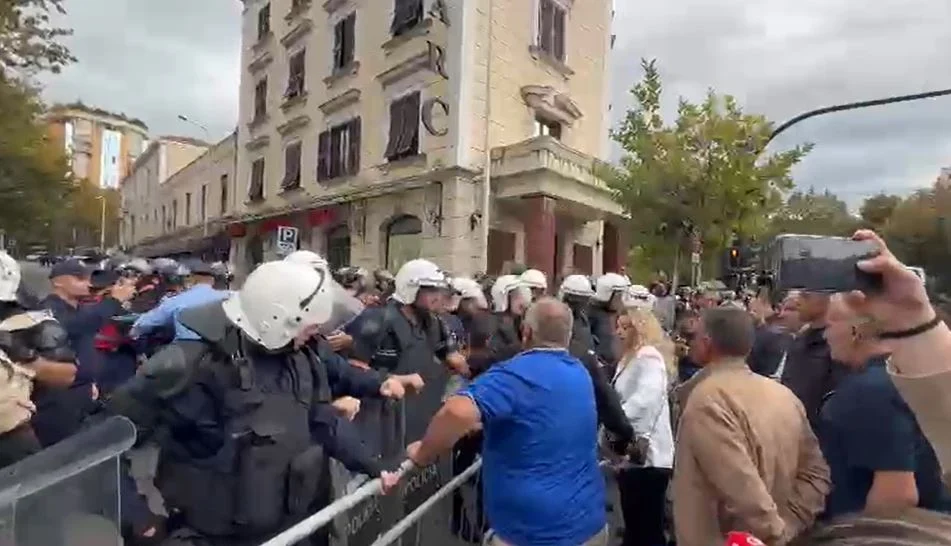 ‘Sherr’ brenda dhe jashtë Kuvendit/ Garda rrethon foltoren, protestuesit përplasen fizikisht me efektivët