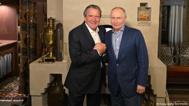 Ish-kancelari gjerman merr pjesë në ditëlindjen e Putin