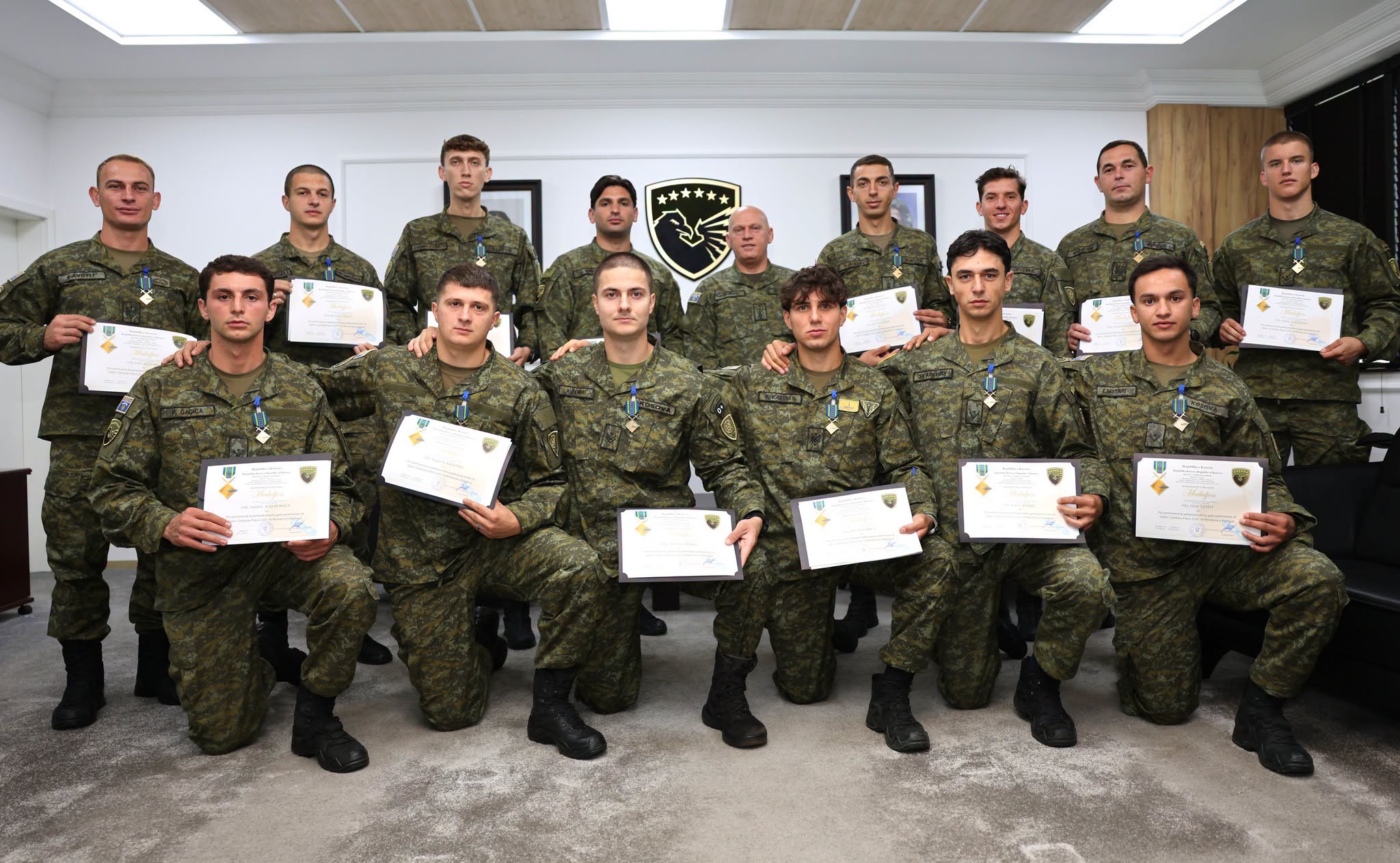 Komandanti i FSK-së nderon me medalje ekipin fitues të Medaljes së Artë në “Cambrian Patrol 2026”