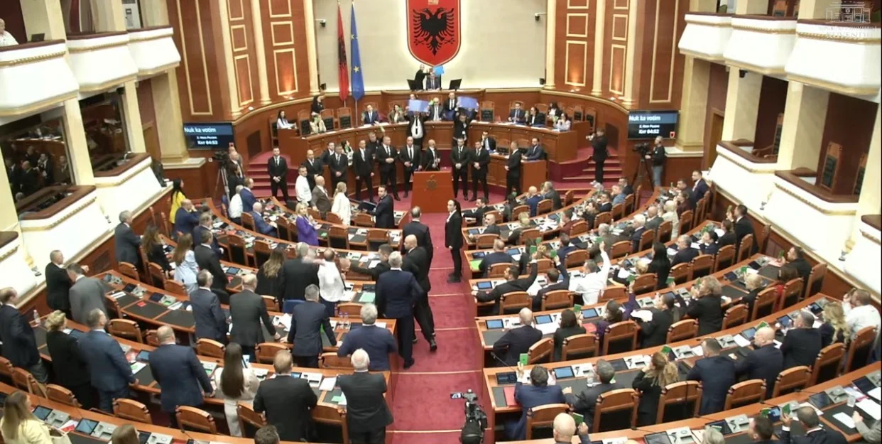 Tensione në Kuvend gjatë votimit të Territoriales/ Balluku mbërrin për të votuar, Bardhi hedh ujë e sende drejt deputetëve të PS dhe Ramës