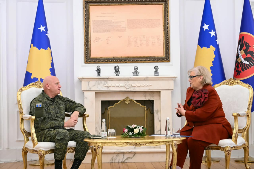 Presidentja takohet me komandantin e FSK së  diskutohet forcimi i kapaciteteve të ushtrisë