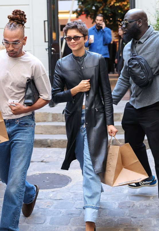 Zendaya shfaqet në Paris me veshje luksoze, pas kritikave për sjelljen në Javën e Modës