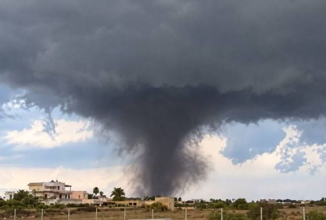Tornado e fuqishme godet Siçilinë, përmbysen makina, dy të plagosur rëndë
