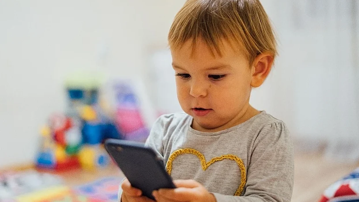 Telefonat dhe televizorët te foshnjat: Deri në çfarë moshe rekomandohet të shmangen?