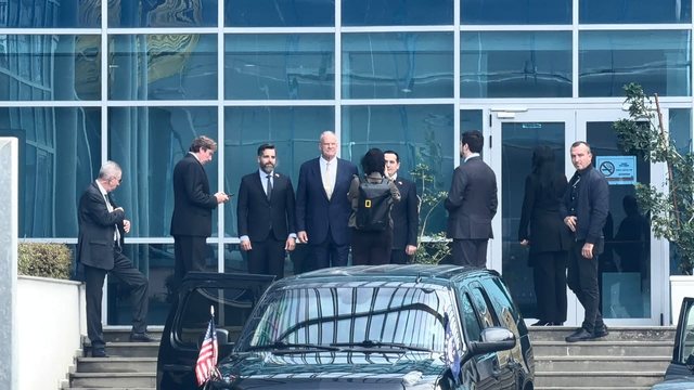 Ambasadori i SHBA-ve zbarkon në SPAK, takohet me Brahon