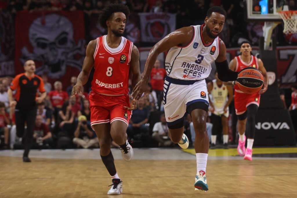 Olympiacos, fitore bindëse ndaj Anadolu Efes