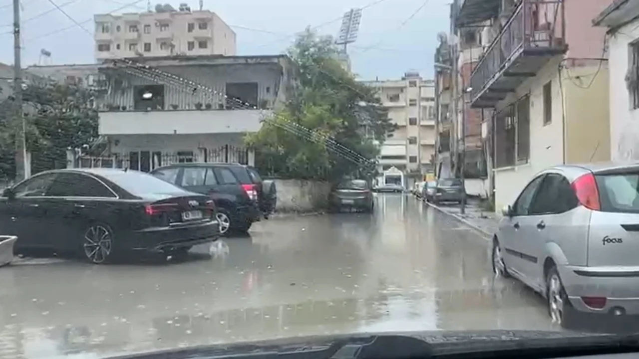 Reshjet e dendura të shiut përmbytin rrugët në Vlorë, alarm për pusetat e bllokuara dhe ujin pranë banesave