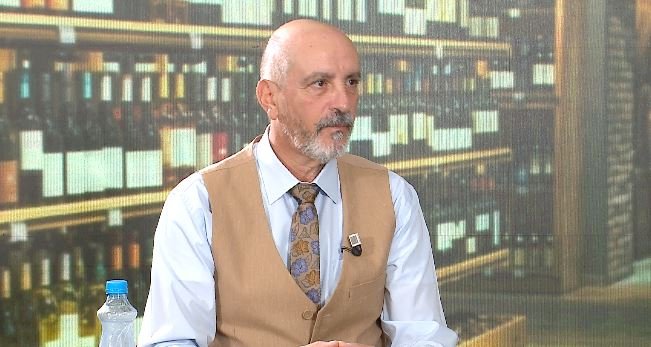 Ekonomisti zbulon paradoksin: Shqiptarët të varfër, por shpenzojnë për vese