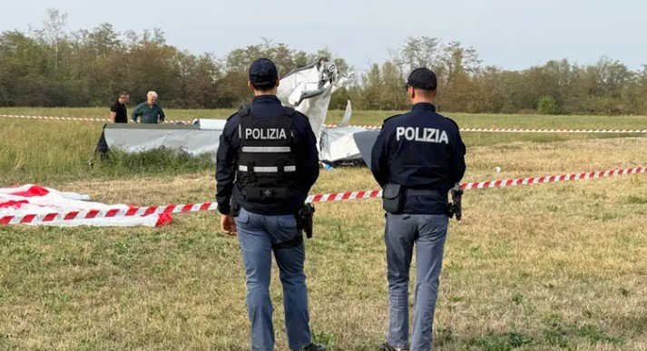 Përplasen në ajër dy avionë të vegjël në Itali