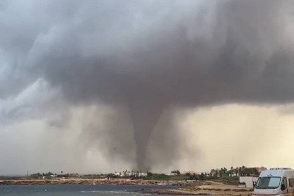 Dy tornado kanë goditur Sicilinë