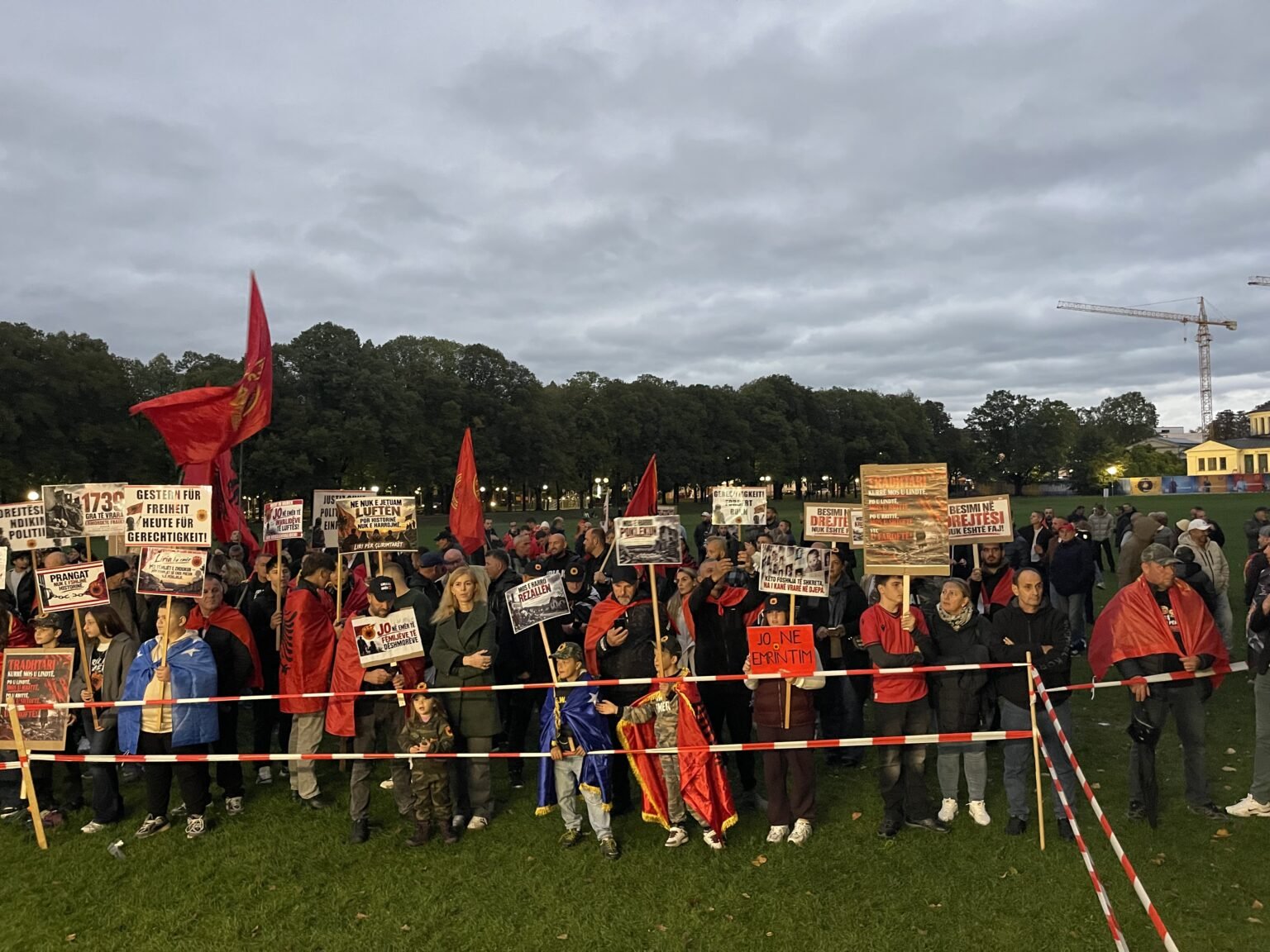Qindra shqiptarë protestojnë në Bonn, kërkojnë drejtësi të paanshme